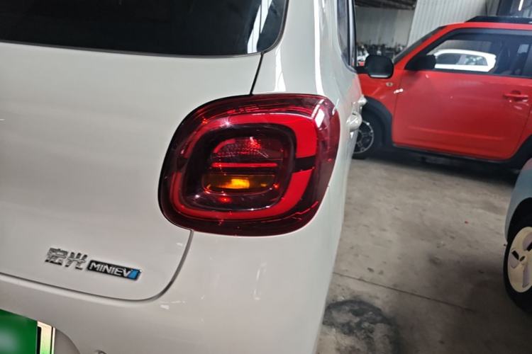 Used Wuling Hongguang MINIEV 2025 Four-Door Version Advanced Edition Right Rear Taillight