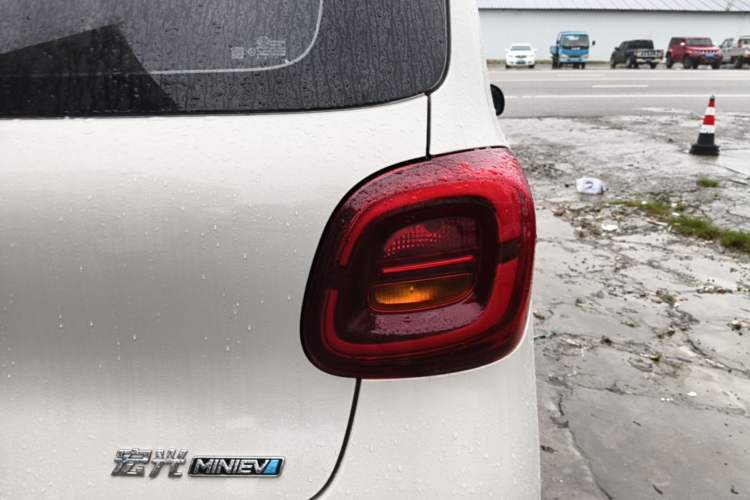 Used Wuling Hongguang MINIEV 2025 Four-Door Version Advanced Edition Right Rear Taillight