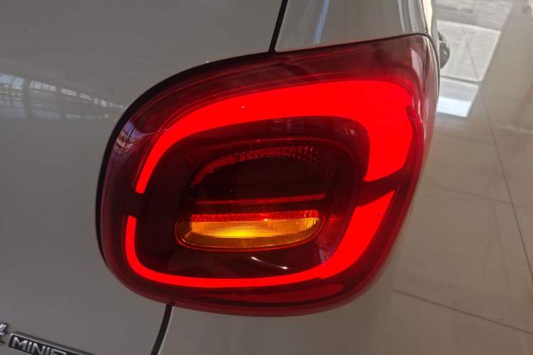 Used Wuling Hongguang MINIEV 2025 Four-Door Version Advanced Edition Right Rear Taillight