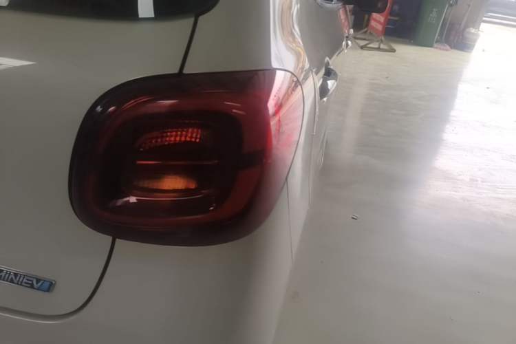 Used Wuling Hongguang MINIEV 2025 Four-Door Version Advanced Edition Right Rear Taillight