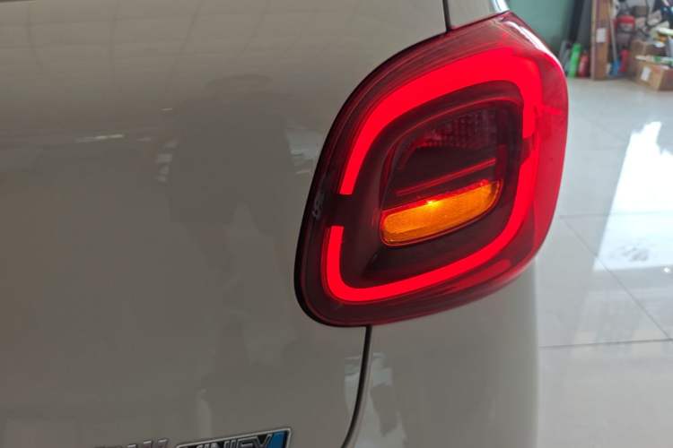 Used Wuling Hongguang MINIEV 2025 Four-Door Version Advanced Edition Right Rear Taillight