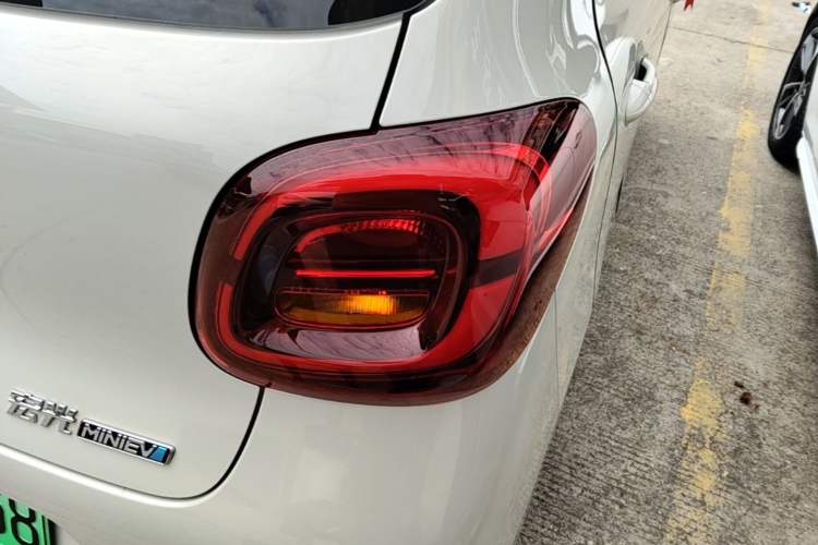 Used Wuling Hongguang MINIEV 2025 Four-Door Version Advanced Edition Right Rear Taillight