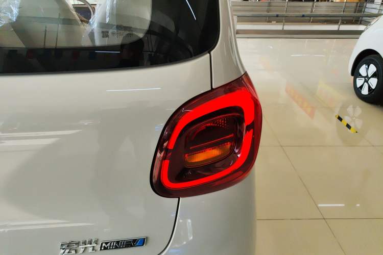 Used Wuling Hongguang MINIEV 2025 Four-Door Version Advanced Edition Right Rear Taillight