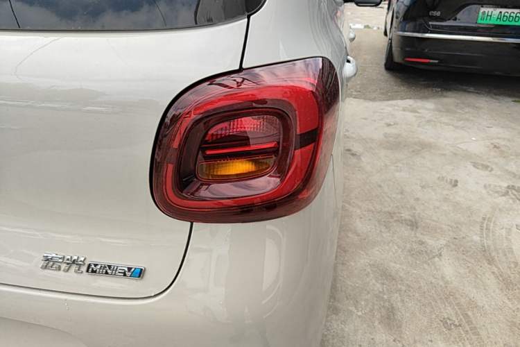 Used Wuling Hongguang MINIEV 2025 Four-Door Version Advanced Edition Right Rear Taillight