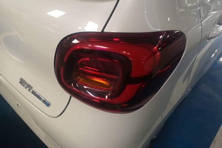 Used Wuling Hongguang MINIEV 2025 Four-Door Version Advanced Edition Right Rear Taillight