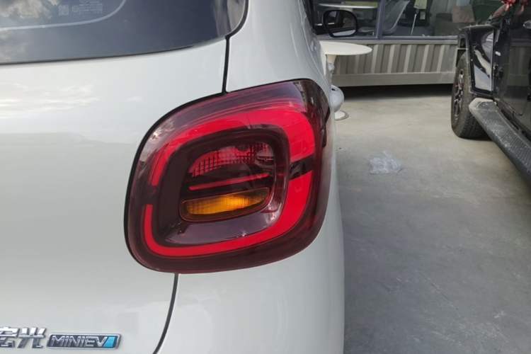 Used Wuling Hongguang MINIEV 2025 Four-Door Version Advanced Edition Right Rear Taillight
