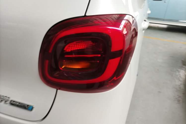 Used Wuling Hongguang MINIEV 2025 Four-Door Version Advanced Edition Right Rear Taillight