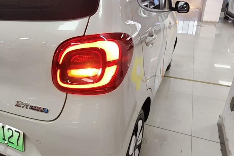 Used Wuling Hongguang MINIEV 2025 Four-Door Version Advanced Edition Right Rear Taillight