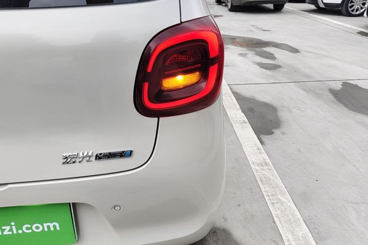 Used Wuling Hongguang MINIEV 2025 Four-Door Version Advanced Edition Right Rear Taillight