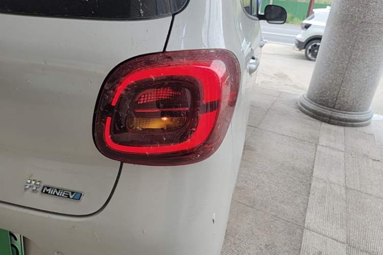 Used Wuling Hongguang MINIEV 2025 Four-Door Version Advanced Edition Right Rear Taillight