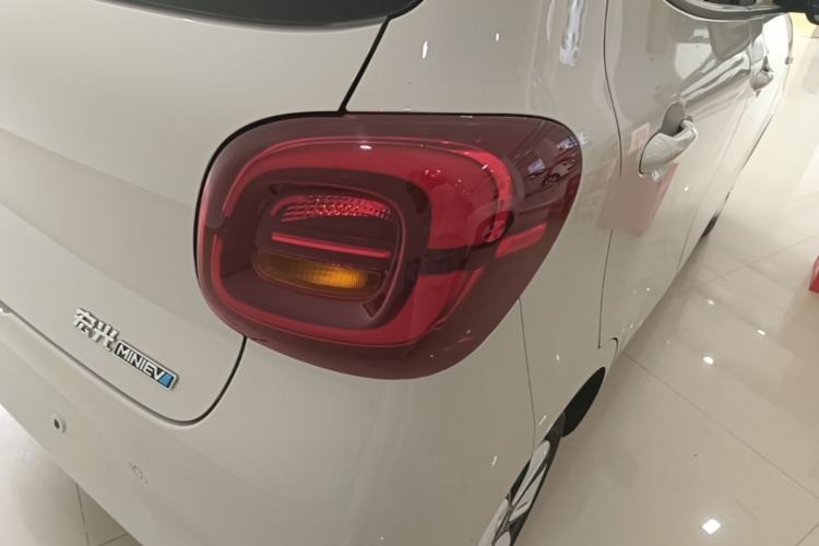 Used Wuling Hongguang MINIEV 2025 Four-Door Version Advanced Edition Right Rear Taillight