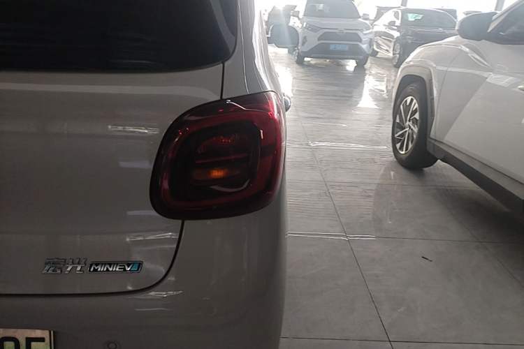 Used Wuling Hongguang MINIEV 2025 Four-Door Version Advanced Edition Right Rear Taillight