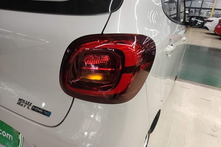 Used Wuling Hongguang MINIEV 2025 Four-Door Version Advanced Edition Right Rear Taillight
