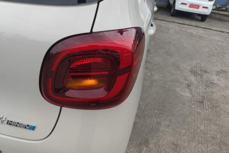 Used Wuling Hongguang MINIEV 2025 Four-Door Version Advanced Edition Right Rear Taillight