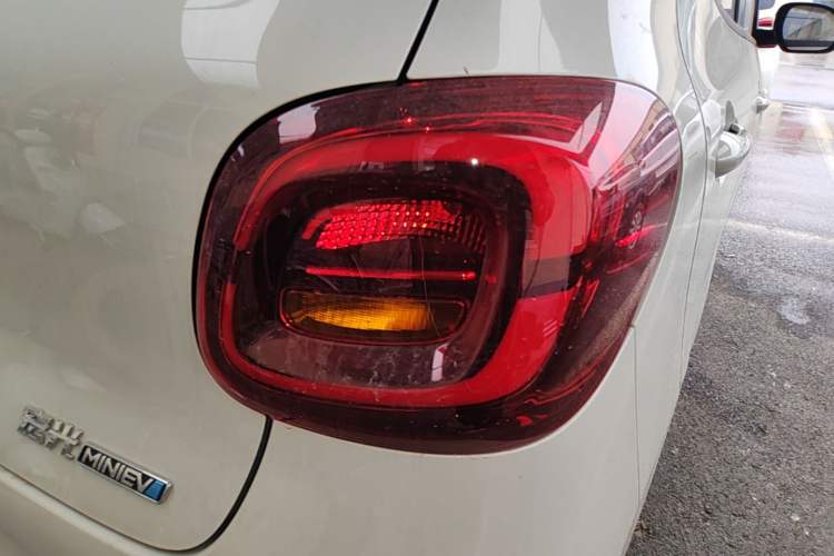 Used Wuling Hongguang MINIEV 2025 Four-Door Version Advanced Edition Right Rear Taillight