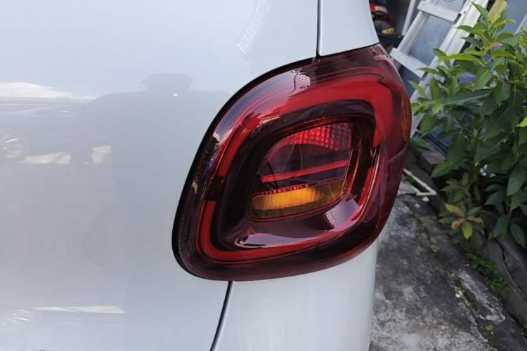 Used Wuling Hongguang MINIEV 2025 Four-Door Version Advanced Edition Right Rear Taillight