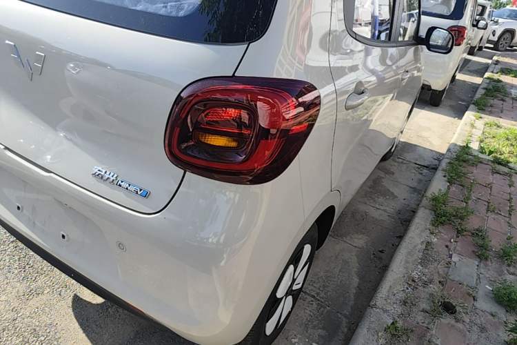 Used Wuling Hongguang MINIEV 2025 Four-Door Version Advanced Edition Right Rear Taillight