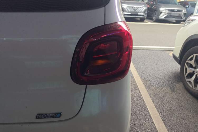 Used Wuling Hongguang MINIEV 2025 Four-Door Version Advanced Edition Right Rear Taillight