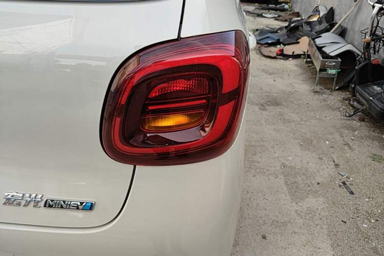 Used Wuling Hongguang MINIEV 2025 Four-Door Version Advanced Edition Right Rear Taillight