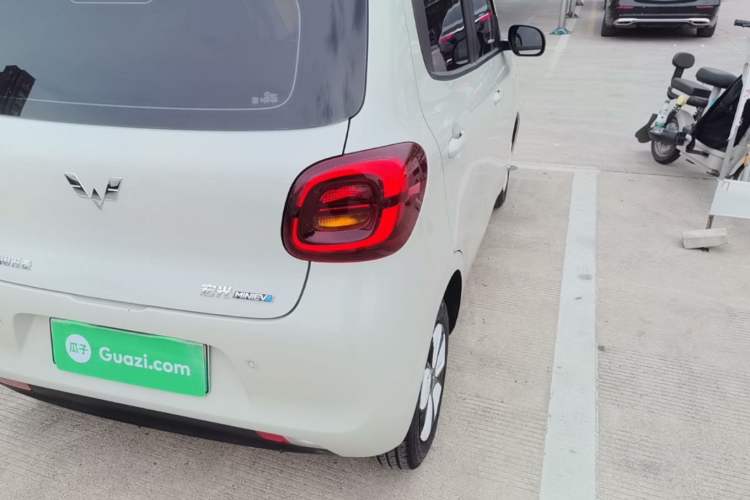 Used Wuling Hongguang MINIEV 2025 Four-Door Version Advanced Edition Right Rear Taillight