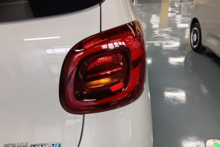 Used Wuling Hongguang MINIEV 2025 Four-Door Version Advanced Edition Right Rear Taillight