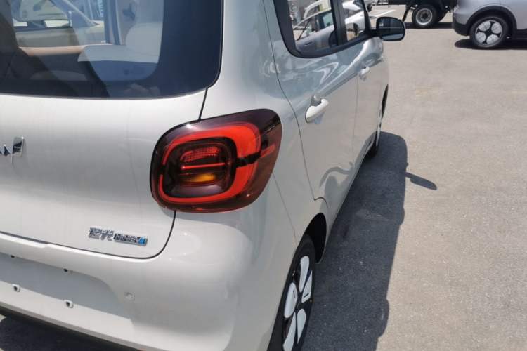 Used Wuling Hongguang MINIEV 2025 Four-Door Version Advanced Edition Right Rear Taillight