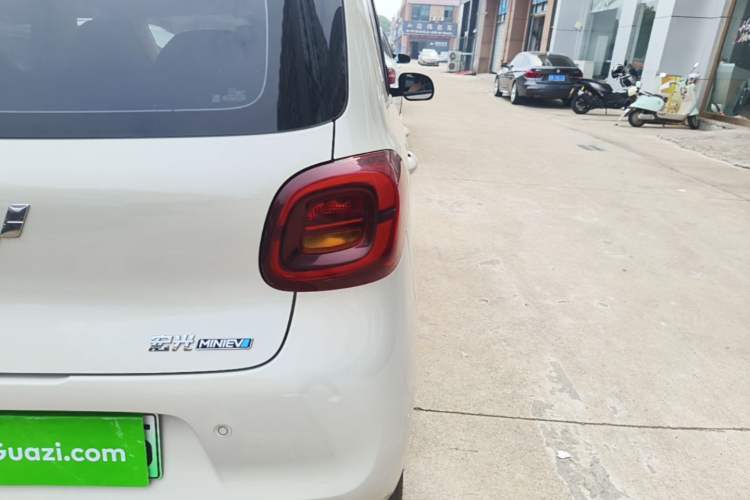 Used Wuling Hongguang MINIEV 2025 Four-Door Version Advanced Edition Right Rear Taillight