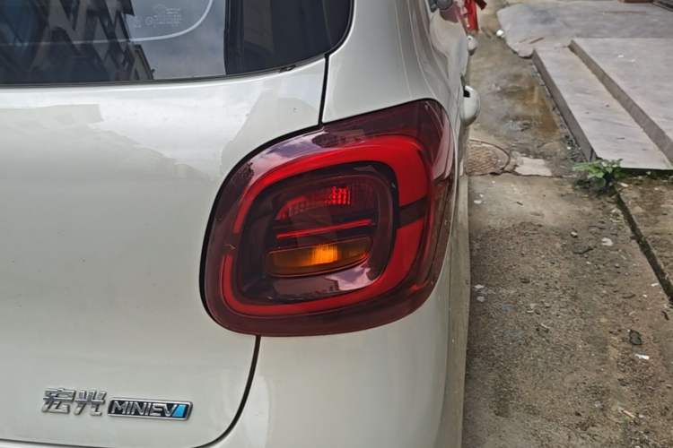 Used Wuling Hongguang MINIEV 2025 Four-Door Version Advanced Edition Right Rear Taillight