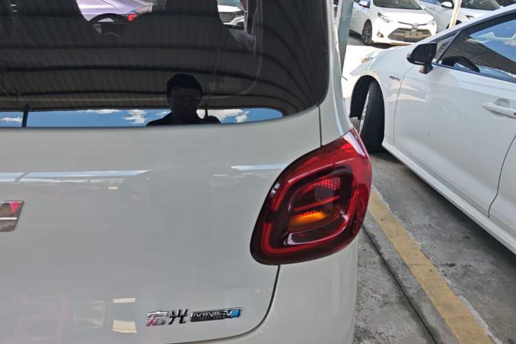 Used Wuling Hongguang MINIEV 2025 Four-Door Version Advanced Edition Right Rear Taillight