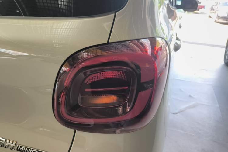 Used Wuling Hongguang MINIEV 2025 Four-Door Version Advanced Edition Right Rear Taillight
