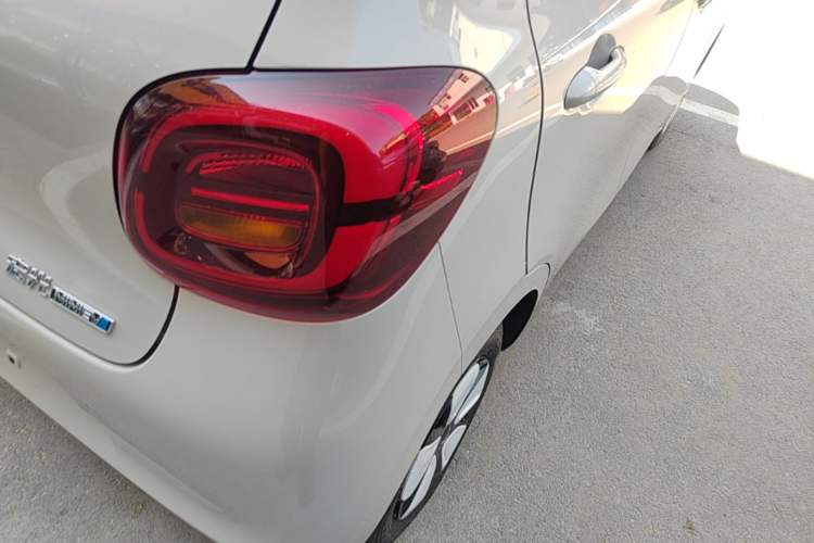 Used Wuling Hongguang MINIEV 2025 Four-Door Version Advanced Edition Right Rear Taillight