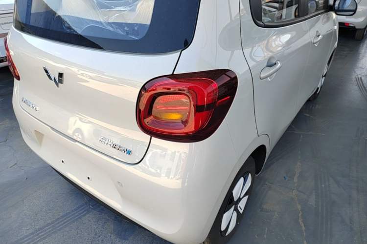 Used Wuling Hongguang MINIEV 2025 Four-Door Version Advanced Edition Right Rear Taillight