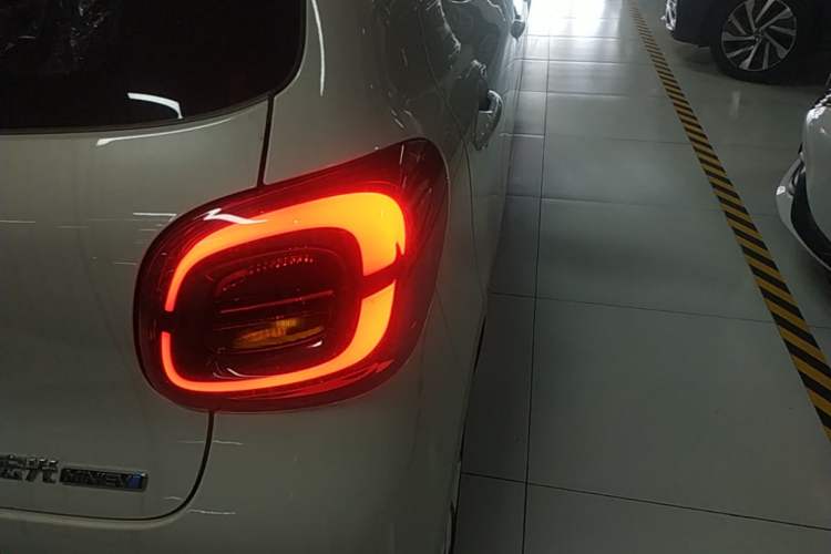Used Wuling Hongguang MINIEV 2025 Four-Door Version Advanced Edition Right Rear Taillight