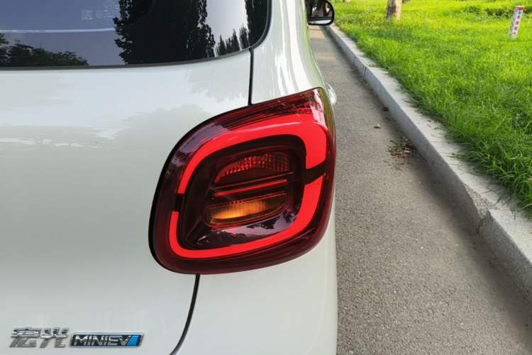 Used Wuling Hongguang MINIEV 2025 Four-Door Version Advanced Edition Right Rear Taillight