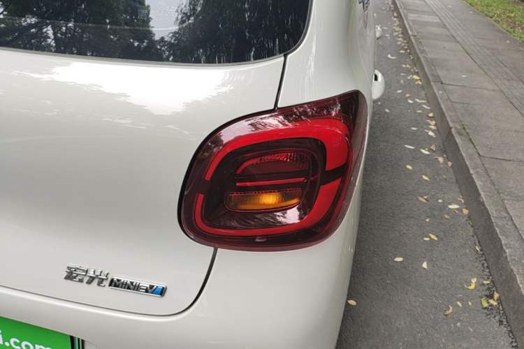 Used Wuling Hongguang MINIEV 2025 Four-Door Version Advanced Edition Right Rear Taillight