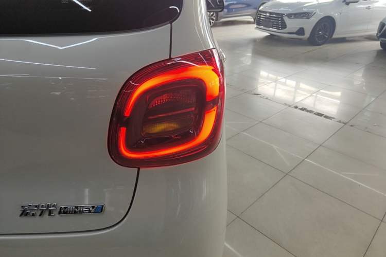 Used Wuling Hongguang MINIEV 2025 Four-Door Version Advanced Edition Right Rear Taillight
