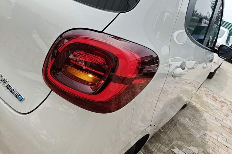 Used Wuling Hongguang MINIEV 2025 Four-Door Version Advanced Edition Right Rear Taillight