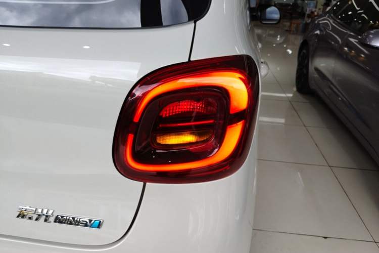 Used Wuling Hongguang MINIEV 2025 Four-Door Version Advanced Edition Right Rear Taillight