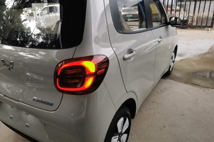 Used Wuling Hongguang MINIEV 2025 Four-Door Version Advanced Edition Right Rear Taillight