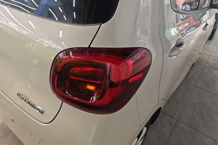 Used Wuling Hongguang MINIEV 2025 Four-Door Version Advanced Edition Right Rear Taillight