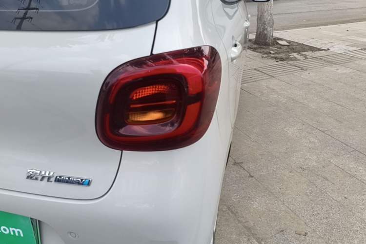 Used Wuling Hongguang MINIEV 2025 Four-Door Version Advanced Edition Right Rear Taillight