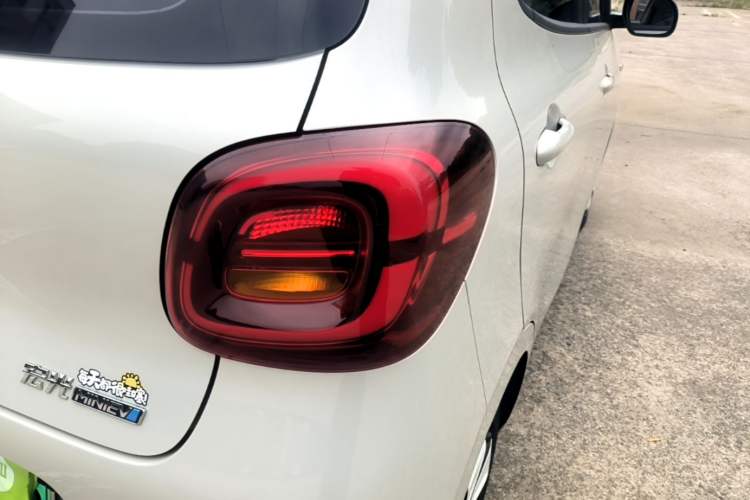 Used Wuling Hongguang MINIEV 2025 Four-Door Version Advanced Edition Right Rear Taillight