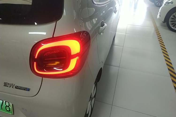 Used Wuling Hongguang MINIEV 2025 Four-Door Version Advanced Edition Right Rear Taillight