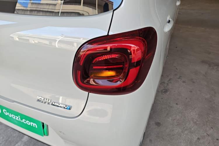 Used Wuling Hongguang MINIEV 2025 Four-Door Version Advanced Edition Right Rear Taillight