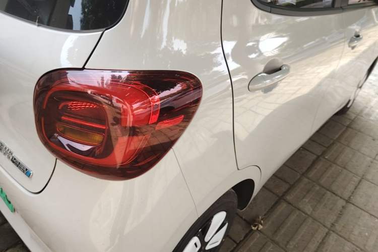 Used Wuling Hongguang MINIEV 2025 Four-Door Version Advanced Edition Right Rear Taillight
