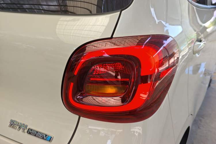 Used Wuling Hongguang MINIEV 2025 Four-Door Version Advanced Edition Right Rear Taillight