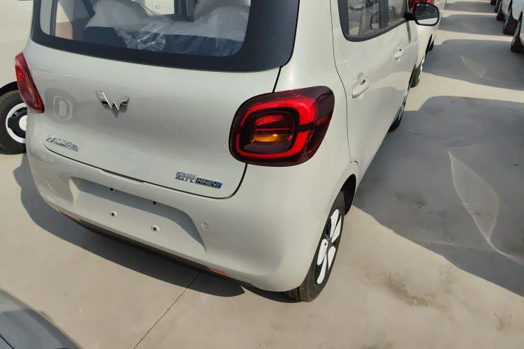 Used Wuling Hongguang MINIEV 2025 Four-Door Version Advanced Edition Right Rear Taillight