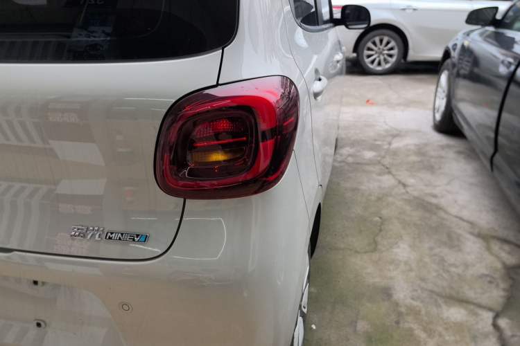 Used Wuling Hongguang MINIEV 2025 Four-Door Version Advanced Edition Right Rear Taillight