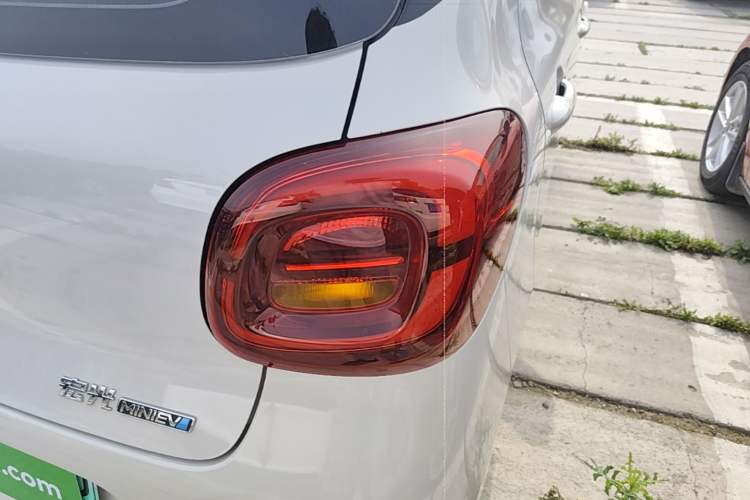 Used Wuling Hongguang MINIEV 2025 Four-Door Version Advanced Edition Right Rear Taillight
