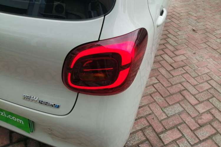 Used Wuling Hongguang MINIEV 2025 Four-Door Version Advanced Edition Right Rear Taillight